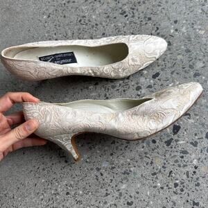Stuart Weitzman Women’s 9.5 Ivory Gold Brocade Kitten Heel Pumps Pointed Toe